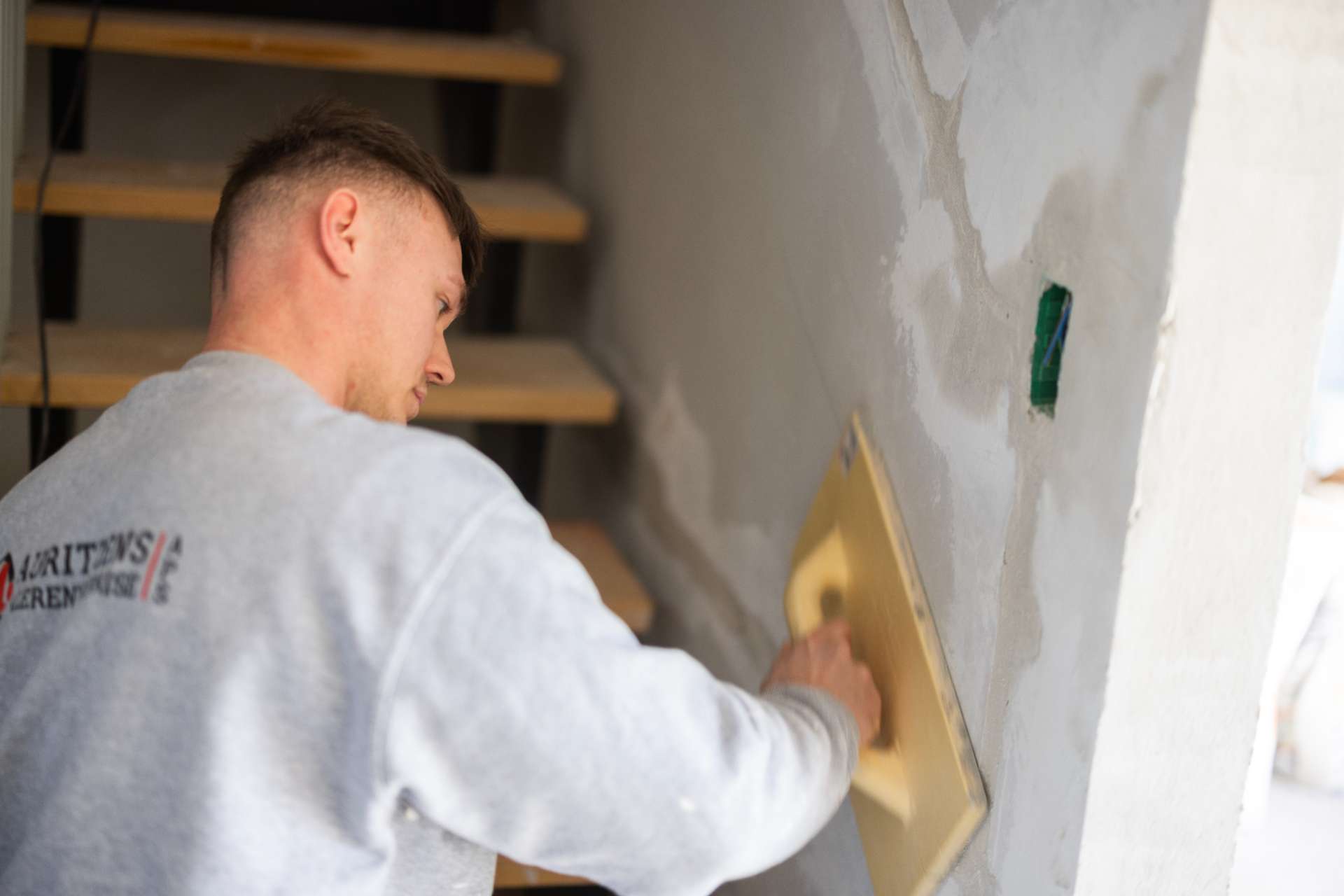 Fra slidte trin til boligens smykke: Den komplette guide til trapperenovering